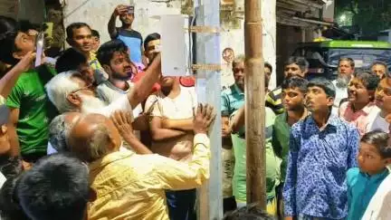 সামশেরগঞ্জ: ধুলিয়ান শহরের একাধিক এলাকায় হাই মাস্ট লাইটের শুভ উদ্বোধন করেন বিধায়ক
