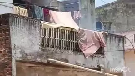 અમીરગઢ: અમીરગઢ ખાતે એક મકાન પર વીજ લાઈનનો વાયર પડ્યો,વાયરમાંથી તણખા ઉડતા આગ લાગી.