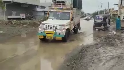 अंबाजोगाई: पोखरी रोडवर साचले पावसाचे पाणी; वाहनधारक नागरिकांना गैरसोय