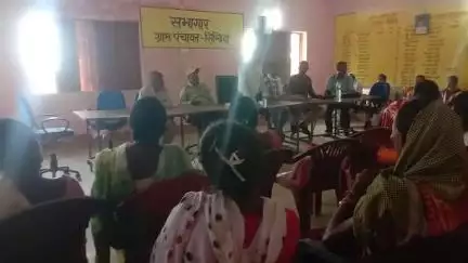 चाईबासा :सदर प्रखंड सिम्बिया पंचायत बैठक में अबुवा आवास और पीएम आवास को लेकर बीडीओ ने ग्रामीण लोगों को जानकारी देते हुए।