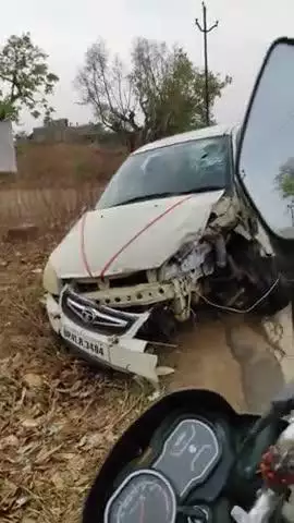 ग्राम पंचायत पेड़े घोरावल में इंडिगो टकराई l