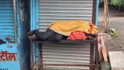 भूम: शहरातील गोलाई चौक येथे पानटपरीच्या समोर आढळला युवक मृत स्थितीत, बघ्यांची मोठी गर्दी