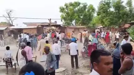जसराना के ग्राम पंचायत सगरई के नगला कैंकन मैं जलभराव के कारण दो पक्षों में झगड़ा