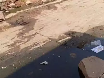 सामाजिक प्रॉब्लम है इस लंबे ब्रेकर के वजह से नाली एवम बरसात  का पानी और पूरा  गंदगीगी      दरवाजे के पास जमा हो जाता  ैं