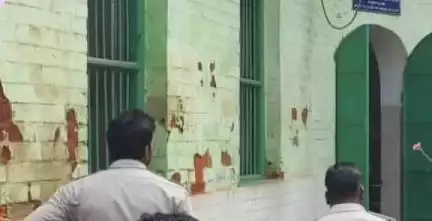 ରାଜଗାଙ୍ଗପୁର: ଭାଟି କର୍ମଚାରୀ ଙ୍କୁ ନେଇ ଅବକାରୀ ବିଭାଗ ପକ୍ଷରୁ କର୍ଲାକାନୀ ଗ୍ରାମ ରେ ଚଢ଼ାଉ, ଗ୍ରାମବାସୀ ଙ୍କ ଆକ୍ରମଣ ରେ ୫ ଭାଟି କର୍ମଚାରୀ ଆହତ