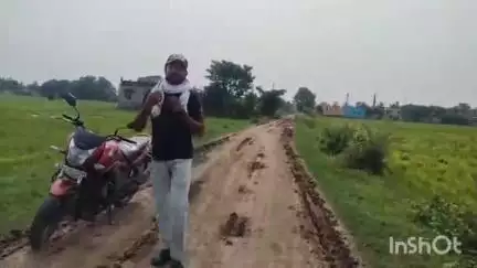 খণ্ডঘোষ: রাস্তার ওপর কাদামাটি পড়ে থাকায় সমস্যায় স্থানীয় পথ চলতি বাসিন্দারা খণ্ডঘোষের পূর্ব চকে #jansamasya