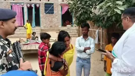 चक्की: चंदा भरियार गांव में सड़क दुर्घटना में बच्ची की मौत के बाद परिजनों से मिले स्थानीय विधायक