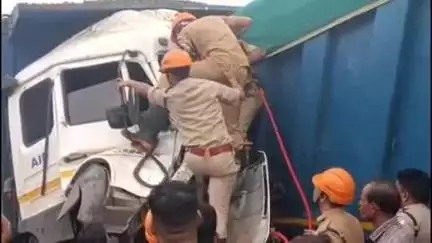 മഞ്ചേശ്വരം: മൊഗ്രാലിൽ ടോറസ് ലോറികൾ കൂട്ടിയിടിച്ച് അപകടം, അകത്ത് കുടുങ്ങിയ ഡ്രൈവറെ അഗ്നിരക്ഷാ സേന രക്ഷപ്പെടുത്തി