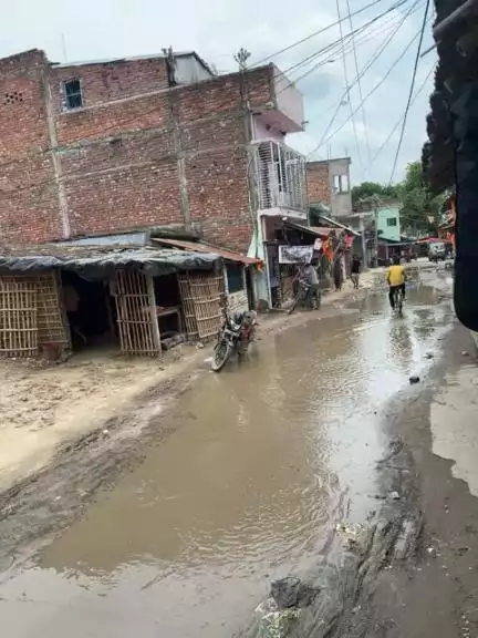 ये हम हमारे अमदाबाद बाजार जो की पूरे प्रखंड मैं सबसे बड़ा बाजार है और यहाँ हमेशा ही जल जमाव की समस्या रहती है और हमारे यहाँ के नेता लोगो को इधर उधर की बातों से फ़ुरसत ही नहीं