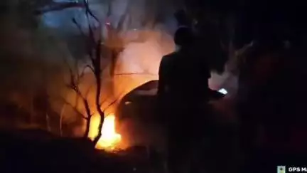 महाराजपुर: गढ़ीमलहरा थाने के पास कार और ट्रैक्टर की टक्कर, कार में लगी भीषण आग