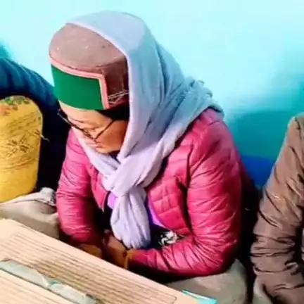 हंगरंग: किन्नौर के हाँगरंग घाटी में महिलाएं और पुरुष धरती लोक की सुख-शांति के लिए पोथी का कर रहे पाठ