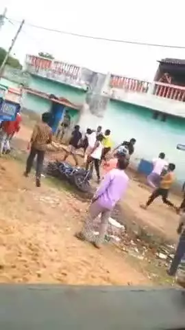 बारा: अमिलिया गांव में पैसे के लेनदेन को लेकर दो वर्गों में जमकर हुई मारपीट, वीडियो हुआ वायरल