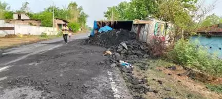 फरसाबहार: कोतबा से लावकेरा जाने वाले मुख्य मार्ग पर हुआ सड़क हादसा, घर के सामने पलटा ट्रक
