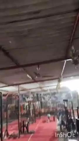 खतौली: मंसूरपुर क्षेत्र के गांव पुरबालियान में तेज तूफान का कहर, जिम की छत ताश के पत्तों की तरह बिखरी, LIVE वीडियो आया सामने