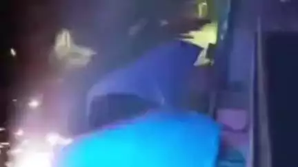 चौमूं: चोंमू में बीती रात तेज आंधी तूफान के बाद बाजार में लगे तिरपाल बिजली के तारों से टकराए, अचानक तेज आवाज के बाद हुआ धमाका