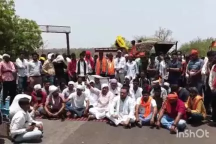 पोहरी: छर्च क्षेत्र की जर्जर सड़क को लेकर विधायक कैलाश कुशवाह स्टेट हाइवे पर बैठे, कड़कड़ाती धूप में किया धरना प्रदर्शन