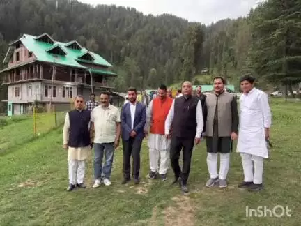 बल्ह: बल्ह विधायक इंद्र सिंह गांधी ने पूर्व मुख्यमंत्री एवं नेता प्रतिपक्ष जय राम ठाकुर से की शिष्टाचार भेंट