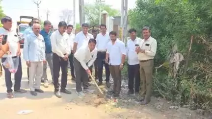 દહેગામ: કડાદરા ગામે ડામર રોડનું ધારાસભ્ય બલરાજસિંહ ચૌહાણે ખાતમુહૂર્ત કર્યું