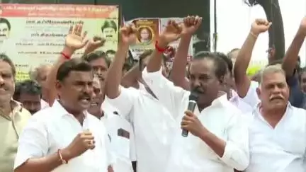 கிண்டி: பனகல் மாளிகை அருகில் 200க்கும் மேற்பட்ட மக்கள் நல பணியாளர்கள் ஆர்ப்பாட்டம் - திமுக கட்சி கொடி நிறத்தில் துண்டு அணிந்த சிலர்