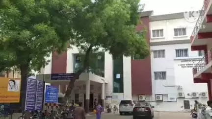 குளித்தலை: குளித்தலை மாவட்ட அரசு தலைமை மருத்துவமனை நுழைவாயில் முன்பு கழிவு நீர் வெளியேறுவதால் பொதுமக்கள் அவதி
