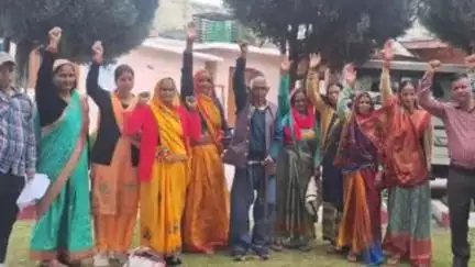 चम्पावत: धूनाघाट-बसौट मोटर मार्ग की मांग को लेकर चंपावत में ग्रामीणों ने डीएम को सौंपा ज्ञापन