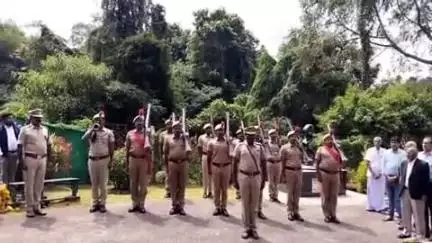 குன்னூர்: காலமான அணுசக்தி ஆணையத்தின் முன்னாள் தலைவர் எம்.ஆர்.ஸ்ரீனிவாசன் உடல் வெலிங்டனில் முழு அரசு மரியாதையுடன் தகனம்