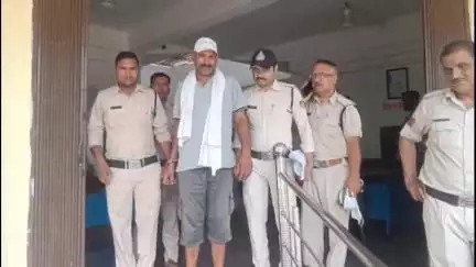 उचेहरा: 54 लीटर अंग्रेजी शराब के साथ पकड़ा गया आरोपी ऋतुराज सिंह उर्फ पम्मी,ऊँचेहरा थाना पुलिस की कार्रवाई कर न्यायालय में पेश