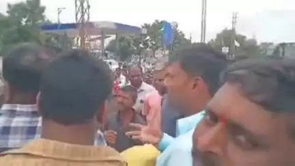 జడ్చర్ల: జడ్చర్లలోని 167వ జాతీయ రహదారిపై వడ్లు కొనుగోలు చేయాలని రైతుల రాస్తారోకో