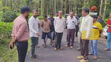 ಸೋಮವಾರಪೇಟೆ: ಹೊಸತೋಟದಲ್ಲಿ ಕಳಪೆ ಕಾಮಾಗಾರಿಯಾಗಿದ್ದ ರಸ್ತೆಯನ್ನು ಪರಿಶೀಲಿಸಿದ ಶಾಸಕ ಮಂತರ್ ಗೌಡ