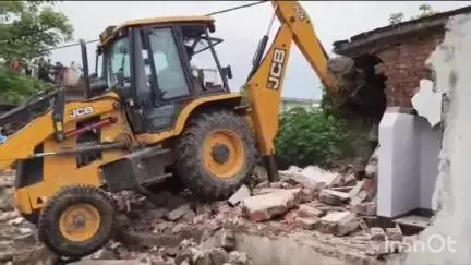 भानपुर: भानपुर तहसील के कोहड़ा गांव में हाई कोर्ट के निर्देश पर प्रशासन ने तालाब की जमीन पर बने मकान को कराया ध्वस्त
