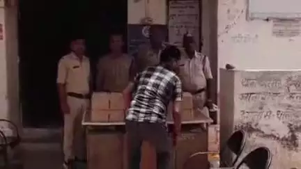 सेवढ़ा: थरेट पुलिस ने अवैध शराब तस्करी करने वाले आदतन अपराधी को 6 पेटी देशी शराब के साथ किया गिरफ्तार, मामला दर्ज