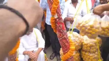 एकमा: एकमा विधानसभा क्षेत्र में जन सुराज यात्रा का भव्य स्वागत, प्रशांत किशोर को जनता ने लड्डुओं से तौला