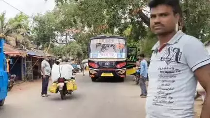 গোপীবল্লভপুর ২: রান্টুয়া বাজার এলাকার বাস স্ট্যান্ড নেই কোনো যাত্রী প্রতীক্ষালয়,সমস্যায় পড়ছেন এলাকার সাধারন মানুষজন#jansamasya