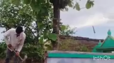 मिहींपुरवा: हसुलिया गांव में सरकारी जमीन पर बनी मस्जिद को प्रशासन के नोटिस के बाद कमेटी ने हटाना शुरू किया