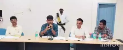 భద్రాచలం: భద్రాచలం ఐటీడీఏ సమావేశ మందిరంలో మహిళా సొసైటీలతో ఒకరోజు నిర్వహించిన అవగాహన కార్యక్రమంలో పాల్గొన్న ITDA PO రాహుల్
