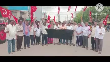 నకిరేకల్: సిపిఐ మావోయిస్టు జాతీయ కార్యదర్శి కేశవరావు బూటకపు ఎన్కౌంటర్ పై సుప్రీంకోర్టు సిట్టింగ్ జడ్జితో విచారణ చేపట్టాలని నిరసన