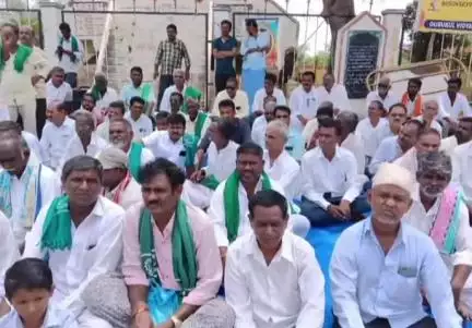 ಮಾನ್ವಿ: ಜೋಳ ಖರೀದಿಗೆ ಒತ್ತಾಯಿಸಿ ಪಟ್ಟಣದಲ್ಲಿ ರೈತರ ಪ್ರತಿಭಟನೆ