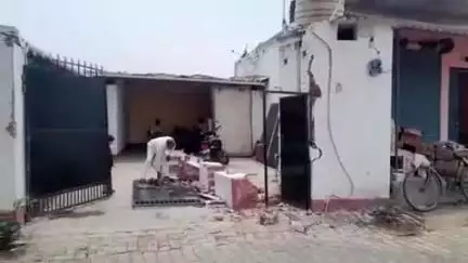 आलापुर: दुल्हुपुर बाजार में कंटेनर ट्रक ने धक्का मारकर मकान का पिलर और गेट तोड़ा, पीड़ित ने थाने में दी तहरीर