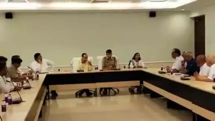 राजगीर: राजगीर में मुरारी बापू के आगमन को लेकर तैयारियां तेज़, जिलाधिकारी व पुलिस अधीक्षक ने कन्वेंशन सेंटर में की समीक्षा बैठक