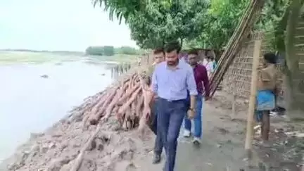 टेढ़ागाछ: टेढ़ागाछ प्रखंड का जिलाधिकारी विशाल राज ने किया दौरा, कटाव प्रभावित क्षेत्र का जायजा लिया और निर्देश दिए