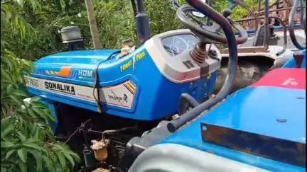 আউশগ্রাম ২: পুরুচা এলাকা দিয়ে বেআইনি বালি নিয়ে যাওয়ার সময় একটি ট্রাক্টরকে সিজ করল পুলিশ, চালকের খোঁজে চলছে তল্লাশি