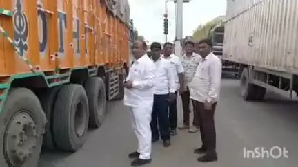 येवला: विंचूर चौफुली येथे वाहतुकीची झालेली कोंडी पंचायत समितीचे माजी सभापती पवार यांनी केली सुरळीत