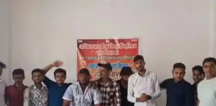 हाटपिपल्या: अखिल भारतीय विद्यार्थी परिषद ने हाटपिपल्या महाविद्यालय में खोला छात्र सहायता केंद्र