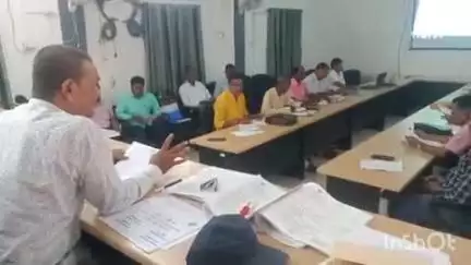 हसपुरा: ब्लॉक परिसर के सभाकक्ष में बीएलओ को दिया गया चुनाव संबंधी प्रशिक्षण
