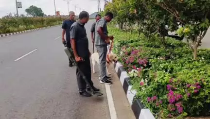 తాడికొండ: తుళ్లూరు సీడ్ యాక్సెస్ రోడ్డులో వీవీఐపీలు, వీఐపీలు ప్రయాణం చేసే రహదారిలో భద్రత చర్యలు నిమిత్తం పోలీసులు మాకు డ్రిల్