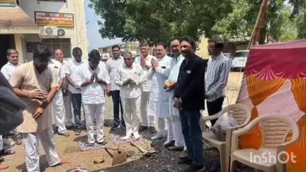નિઝર: નિઝર ચાર રસ્તા નજીક ધારાસભ્યના હસ્તે બાંધકામનું ખાતમૂહુર્ત કરવામાં આવ્યું.