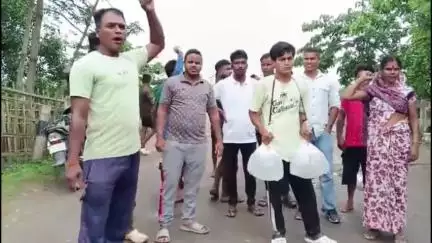 দেৰগাঁও: ৰঙামাটিত উত্তপ্ত পৰিস্থিতি, চুলাই বেপাৰীৰ ডিঙিত মদৰ টোপোলা ওলোমাই ৰাইজৰ প্ৰতিবাদ, ঘটনাস্থলীত উপস্থিত আৰক্ষী