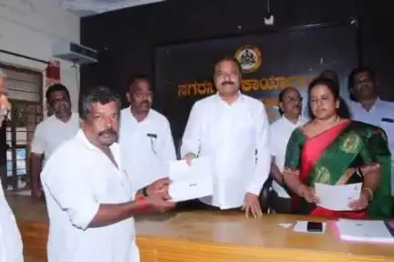 ಗೌರಿಬಿದನೂರು: ಇ-ಖಾತೆ ಮಾಡಿಸಲು ಲಂಚಕ್ಕೆ ಬೇಡಿಕೆಯಿಟ್ಟರೆ ಕಠಿಣ ಕ್ರಮ: ನಗರದಲ್ಲಿ ಶಾಸಕ ಕೆ.ಎಚ್ ಪುಟ್ಟಸ್ವಾಮಿಗೌಡ