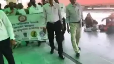 मारवाड़ जंक्शन: रेलवे अधिकारियों व कार्मिकों ने मारवाड़ जंक्शन रेलवे स्टेशन पर प्रदूषण समाप्त करने के लिए निकाली जागरूकता रैली