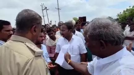 ಸಿರಗುಪ್ಪ: ನಗರದ ಜೋಳ ಖರೀದಿ ಕೇಂದ್ರದಲ್ಲಿ ಅವ್ಯವಸ್ಥೆ, ರೈತರಿಂದ ತೀವ್ರ ಪ್ರತಿಭಟನೆ, 2 ಗಂಟೆಗಳ ಕಾಲ ಹೆದ್ದಾರಿ ತಡೆ